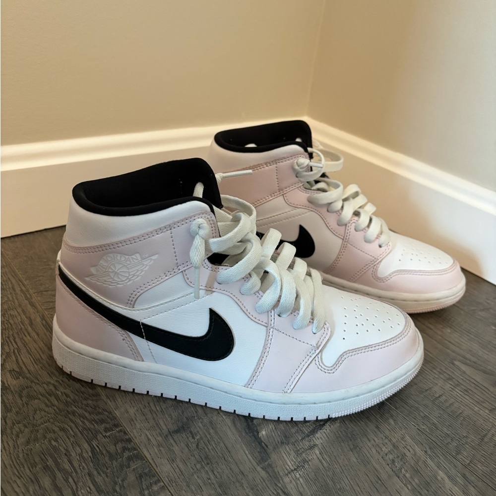 Women’s Air Jordan 1 Barely Rose Size 7